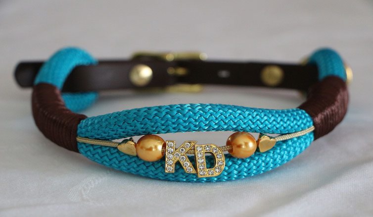Türkis-braunes Tau-Halsband mit den Buchstaben KD